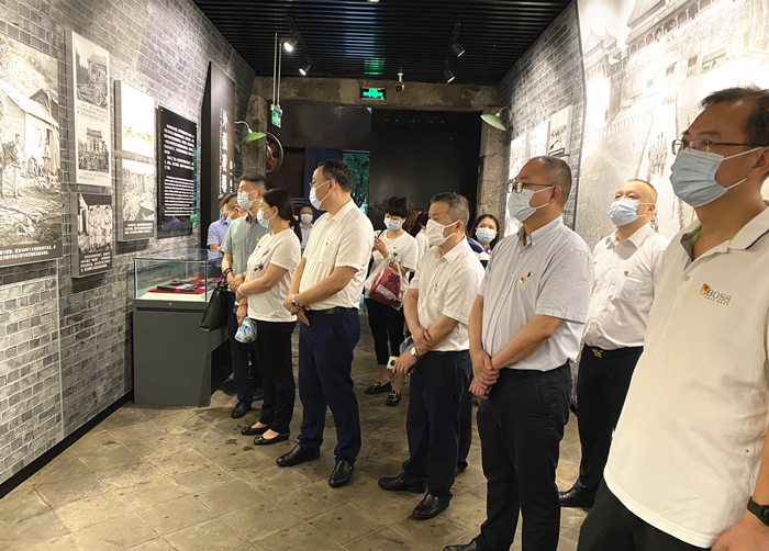 图1:参观重庆建川博物馆 张雨田 摄_副本.jpg