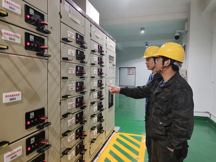 巡视设备(田晋秋 摄)_副本.jpg