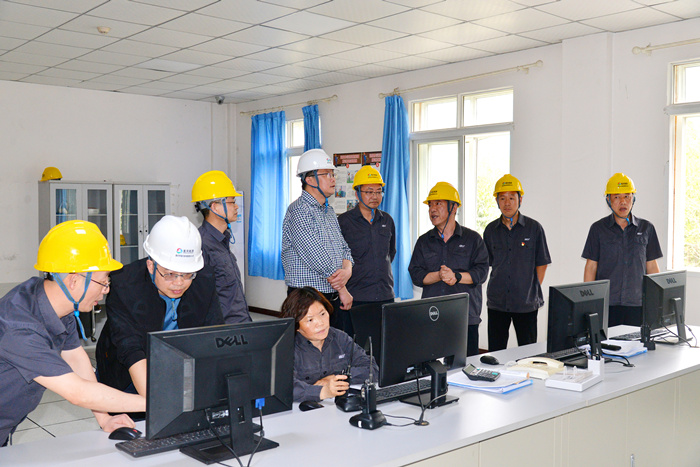 图为:攀钢集团重庆钛业有限公司董事、总经理韩春辉一行到生产控制中心了解情况(陈兵 摄)_副本.jpg