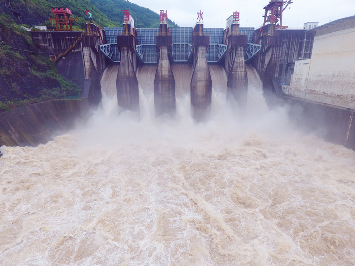 酉酬水电站开闸泄洪(彭建洪 摄)_副本.jpg