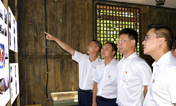 观看陈列图文 熊圳 摄_副本.jpg