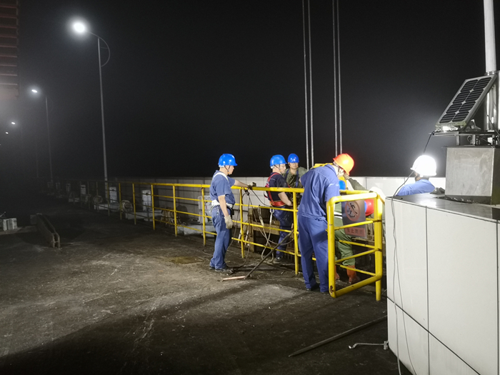 深夜,酉酬水电站检修人员连夜利用低负荷停机间隙清理拦污栅(刘春阳 摄)_副本.jpg